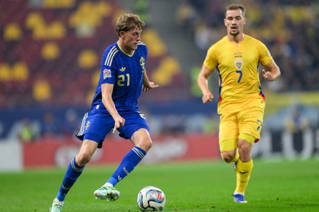 261005 Alexander Bernhardsson of Sweden and Darius Olaru of Romania during the Nations League football match between Romania and Sweden on October 5, 2026 in Bucharest. Photo: Ludvig Thunman BILDBYRAN kod LT LT0828 fotboll football soccer fotball nations league uefa nations league rumänien romania sverige sweden sverige a bbeng Copyright: LUDVIGxTHUNMAN BB261005LT068
