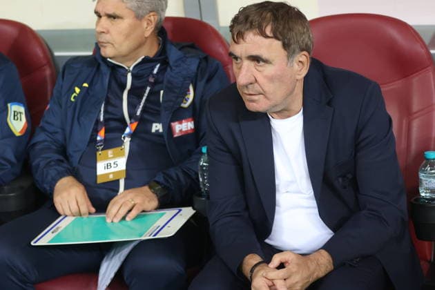 BUKAREST, RUMÄNIEN 20261005 Rumäniens tränare Gheorghe Hagi (th) under mandagens fotbollsmatch i Nations League (grupp B4) mellan Rumänien och Sverige pa Arena NaÈ›ionala i Bukarest. Bukarest Rumäninen x21080x