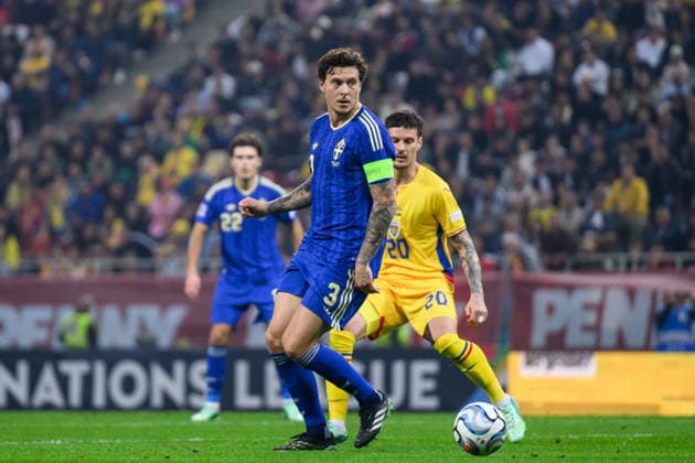 261005 Victor Lindelöf of Sweden and Dennis Man of Romania during the Nations League football match between Romania and Sweden on October 5, 2026 in Bucharest. Photo: Ludvig Thunman BILDBYRAN kod LT LT0828 fotboll football soccer fotball nations league uefa nations league rumänien romania sverige sweden sverige a bbeng Copyright: LUDVIGxTHUNMAN BB261005LT082