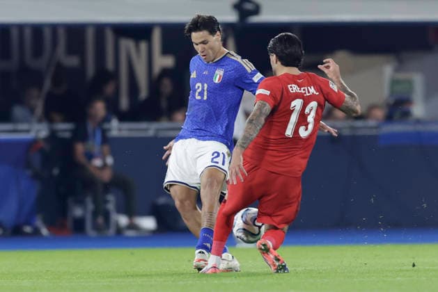 UEFA Nations League football match Italy vs Turkey Antonio Vergara of Italy challenges for the ball with Eren Elmal of Turkiye during UEFA Nations League football match (League A, Group A1) between Italy vs Turkey at the Renato Dall Ara stadium in Bologna on October 05, 2026. _BPH2881 Copyright: xAntonioxBalascox