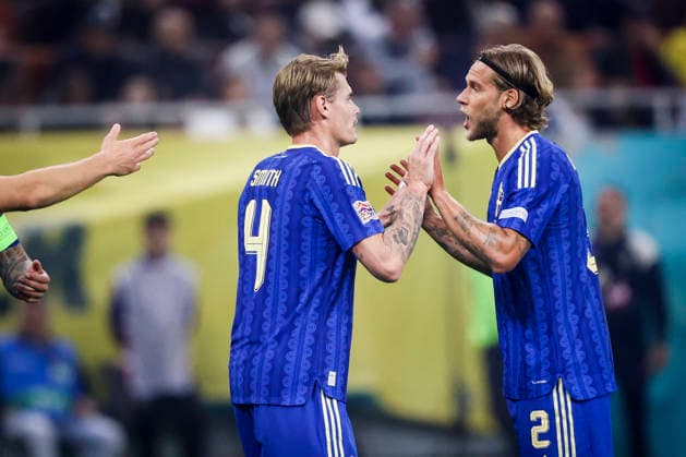 BUKAREST, RUMÄNIEN 20261005 Sveriges Eric Smith (4) och Felix Beijmo jublar efter 0-1 under mandagens fotbollsmatch i Nations League (grupp B4) mellan Rumänien och Sverige pa Arena NaÈ›ionala i Bukarest. Bukarest Rumäninen x21080x