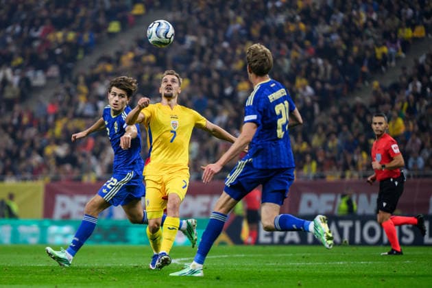 261005 Felix Beijmo and Alexander Bernhardsson of Sweden against Darius Olaru of Romania during the Nations League football match between Romania and Sweden on October 5, 2026 in Bucharest. Photo: Ludvig Thunman BILDBYRAN kod LT LT0828 fotboll football soccer fotball nations league uefa nations league rumänien romania sverige sweden sverige a bbeng Copyright: LUDVIGxTHUNMAN BB261005LT089