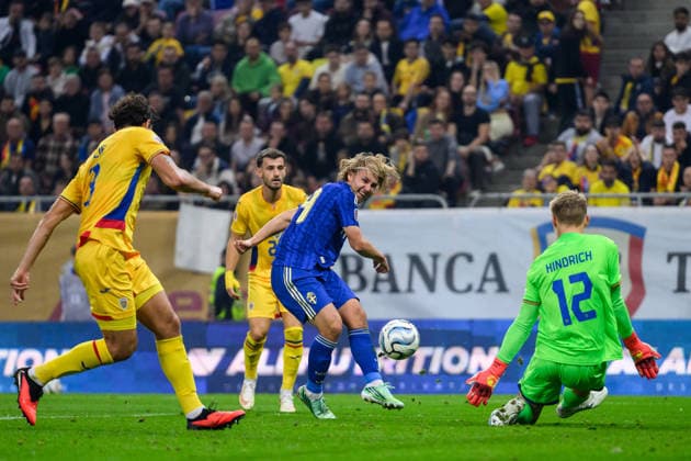 261005 Sebastian Nanasi of Sweden and goalkeeper Otto Hindrich of Romania during the Nations League football match between Romania and Sweden on October 5, 2026 in Bucharest. Photo: Ludvig Thunman BILDBYRAN kod LT LT0828 fotboll football soccer fotball nations league uefa nations league rumänien romania sverige sweden sverige a bbeng Copyright: LUDVIGxTHUNMAN BB261005LT090