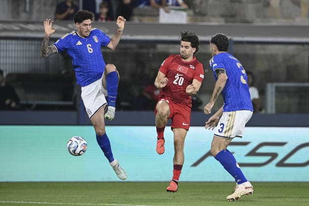 Italy v Turkiye - UEFA Nations League ?????? BOLOGNA, ITALY - OCTOBER 5: Ferdi Kadioglu (C), of Turkiye, is challenged by Alessandro Bastoni (L) and Matteo Ruggeri, (R) of Italy, during the UEFA Nations League Group A1 League phase football match between Italy and Turkiye at the Renato Dall’Ara stadium in Bologna, Italy, on October 5, 2026. Isabella Bonotto Anadolu Bologna Italy. Editorial use only. Please get in touch for any other usage.  Copyright: x2026xAnadoluxIsabellaxBonottox