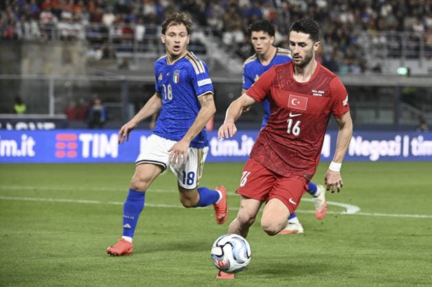 Italy v Turkiye - UEFA Nations League ?????? BOLOGNA, ITALY - OCTOBER 5: Ismail Yuksek, (R) of Turkiye, is chased by Nicolo Barella (L), of Italy, during the UEFA Nations League Group A1 League phase football match between Italy and Turkiye at the Renato Dall’Ara stadium in Bologna, Italy, on October 05, 2026. Isabella Bonotto Anadolu Bologna Italy. Editorial use only. Please get in touch for any other usage.  Copyright: x2026xAnadoluxIsabellaxBonottox