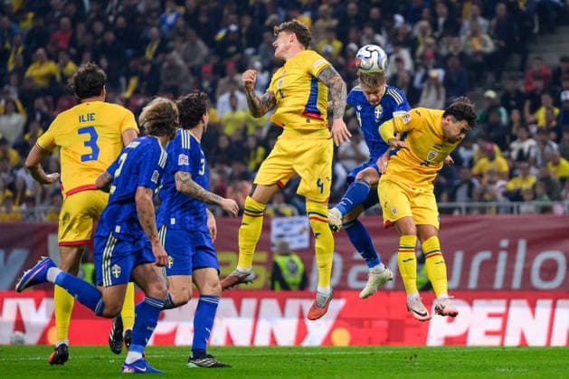 261005 Eric Smith of Sweden and Andrei Coubis of Romania during the Nations League football match between Romania and Sweden on October 5, 2026 in Bucharest. Photo: Ludvig Thunman BILDBYRAN kod LT LT0828 fotboll football soccer fotball nations league uefa nations league rumänien romania sverige sweden sverige a bbeng Copyright: LUDVIGxTHUNMAN BB261005LT112