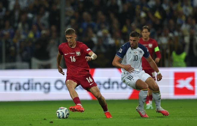 ZENICA, B&H - OCTOBER 05, 2026 : Wiktor Nowak 16 of Poland national team, Nationalteam controls ball, Ermedin Demirovic 10 of Bosnia & Herzegovina national team, Bosnia & Herzegovina and Poland - UEFA Nations League 2026 27 - at Stadion Bilino Polje on October 05, 2026 in Zenica, Bosnia and Herzegovina. Copyright: xx