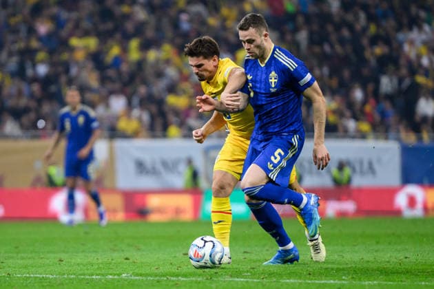 261005 Gabriel Gudmundsson of Sweden and Razvan Marin of Romania during the Nations League football match between Romania and Sweden on October 5, 2026 in Bucharest. Photo: Ludvig Thunman BILDBYRAN kod LT LT0828 fotboll football soccer fotball nations league uefa nations league rumänien romania sverige sweden sverige a bbeng Copyright: LUDVIGxTHUNMAN BB261005LT116