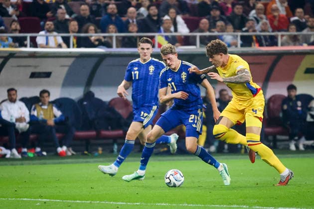BUKAREST, RUMÄNIEN 20261005 Sveriges Alexander Bernhardsson (21) mot Rumäniens Andrei Coubis under mandagens fotbollsmatch i Nations League (grupp B4) mellan Rumänien och Sverige pa Arena NaÈ›ionala i Bukarest. Bukarest Rumäninen x21080x