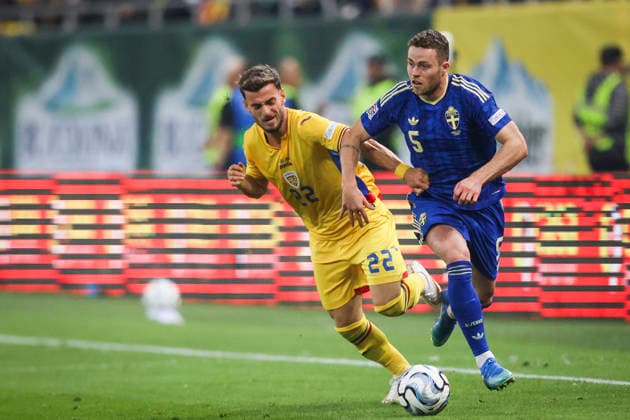 BUKAREST, RUMÄNIEN 20261005 Sveriges Gabriel Gudmundsson (5) jagas av Rumäniens Vlad Dragomir under mandagens fotbollsmatch i Nations League (grupp B4) mellan Rumänien och Sverige pa Arena NaÈ›ionala i Bukarest. Bukarest Rumäninen x21080x