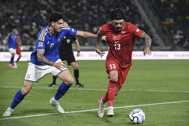 Italy v Turkiye - UEFA Nations League ?????? BOLOGNA, ITALY, OCTOBER 05: Eren Elmali (R), of Turkiye, is challenged by Alessandro Bastoni (L), of Italy, during the UEFA Nations League Group A1 League phase football match between Italy and Turkiye at the Renato Dall’Ara stadium in Bologna, Italy, on October 05, 2026. Isabella Bonotto Anadolu Bologna Italy. Editorial use only. Please get in touch for any other usage.  Copyright: x2026xAnadoluxIsabellaxBonottox
