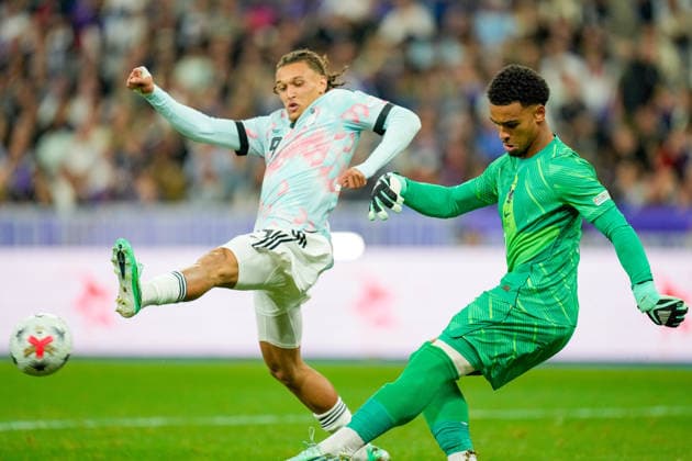 Diego Moreira (Belgium) und Torwart Guillaume Restes (France) battle for the ball during the UEFA Nations League 2026 27 group phase match between France and Belgium at Stade de France on October 5, 2026 in Paris, France. (Photo by Alex Gottschalk DeFodi Images) -