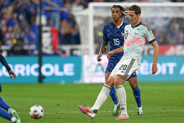 261005 France vs Belgium Leny Yoro (15) of France defending on Hans Vanaken (20) of Belgium during a soccer game between the national teams of France and Belgium on matchday 4 in group A1 in the Nations League , league phase , on Monday 5 October 2026 in Paris , France .(Photo by David Catry Isosport) Paris France  Copyright: xDavidxCatryx 20261005DC2_0910