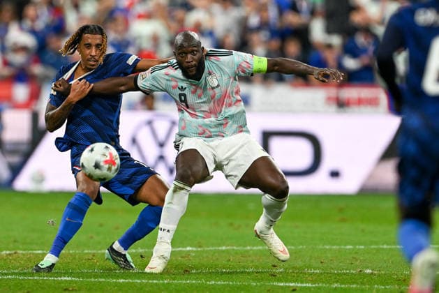 261005 France vs Belgium Leny Yoro (15) of France fighting for the ball with Romelu Lukaku (9) of Belgium during a soccer game between the national teams of France and Belgium on matchday 4 in group A1 in the Nations League , league phase , on Monday 5 October 2026 in Paris , France .(Photo by David Catry Isosport) Paris France  Copyright: xDavidxCatryx 20261005DC2_1484A