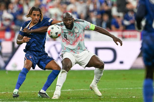 261005 France vs Belgium Leny Yoro (15) of France fighting for the ball with Romelu Lukaku (9) of Belgium during a soccer game between the national teams of France and Belgium on matchday 4 in group A1 in the Nations League , league phase , on Monday 5 October 2026 in Paris , France .(Photo by David Catry Isosport) Paris France  Copyright: xDavidxCatryx 20261005DC2_1486A