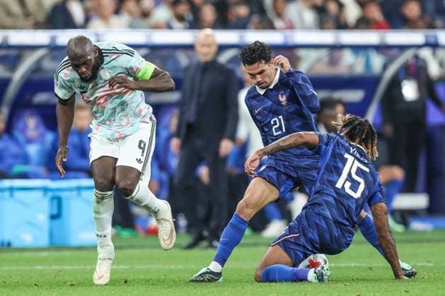 Belgium s Romelu Lukaku and France s Leny Yoro fight for the ball during a soccer game between France and Belgian national team, Nationalteam Red Devils, on Monday 5 October 2026 in Saint-Denis, France, the fourth (of 6) game of the UEFA Nations League group stage. BRUNOxFAHY  x188826192x