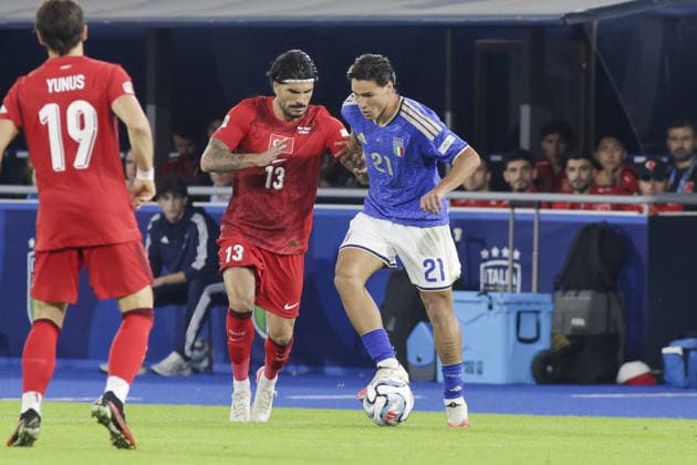 IPA89344313 - Antonio Vergara of Italy battles for the ball with Eren Elmal? of Turkey during the Italy vs. Turkey match in the Nations League, League A, Group A1, Matchday 4, at the Renato Dall Ara Stadium in Bologna (BO), Italy, on October 5, 2026.  Copyright: xDavidexCasentini IPAxSportx xx IPA89344313