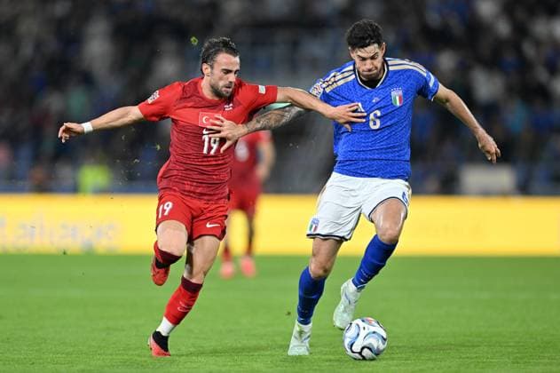 Italy v Turkiye - UEFA Nations League BOLOGNA, ITALY, OCTOBER 05: Yunus Akgun of Turkiye in action against Alessandro Bastoni of Italy during the UEFA Nations League Group A1 League phase football match between Italy and Turkiye at the Renato Dall’Ara stadium in Bologna, Italy, on October 05, 2026. Mustafa Yalcin Anadolu Bologna Italy. Editorial use only. Please get in touch for any other usage.  Copyright: x2026xAnadoluxMustafaxYalcinx