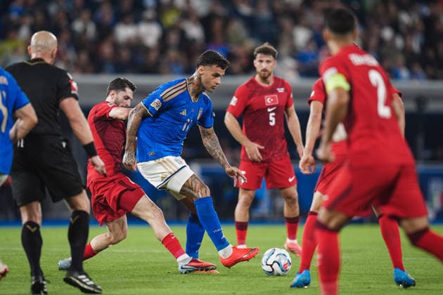 ItalyÕs Gianluca Scamacca fights for the ball with TurkeyÕs Ismail Yuksek during the UEFA Nations League 2026 27 match between Italy and Turkiye (Group A1 - Matchday 4) at Stadio Renato Dall Ara in Bologna, Italy - October 5, 2026. - Soccer  Copyright: xMassimoxPaolone LaPressex