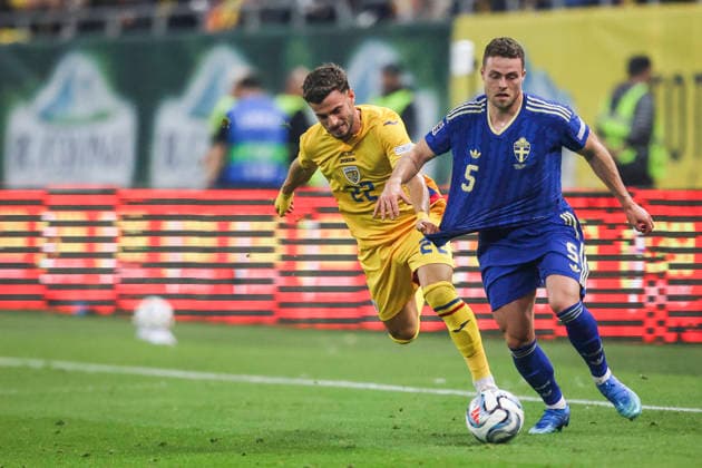 BUKAREST, RUMÄNIEN 20261005 Sveriges Gabriel Gudmundsson (5) jagas av Rumäniens Vlad Dragomir under mandagens fotbollsmatch i Nations League (grupp B4) mellan Rumänien och Sverige pa Arena NaÈ›ionala i Bukarest. Bukarest Rumäninen x21080x