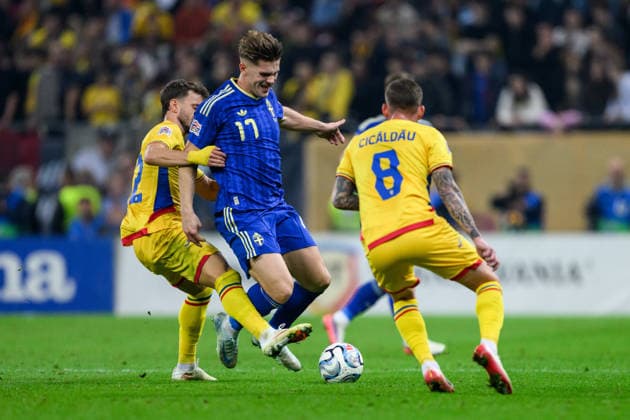 261005 Vlad Dragomir and Alexandru Cicaldau of Romania against Viktor Gyökeres of Sweden during the Nations League football match between Romania and Sweden on October 5, 2026 in Bucharest. Photo: Ludvig Thunman BILDBYRAN kod LT LT0828 fotboll football soccer fotball nations league uefa nations league rumänien romania sverige sweden sverige a bbeng Copyright: LUDVIGxTHUNMAN BB261005LT140