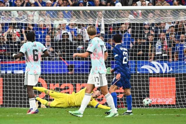 France v Belgium - UEFA Nations League 2026 PARIS, FRANCE - OCTOBER 05 : Vandevoordt Maarten goalkeeper of Belgium and Doue Desire forward of France scores a goal during the UEFA Nations League tournament league phase matchday 4 group A1 match between France and Belgium on October 5, 2026 in Paris, France, 05 10 2026 Paris France  Copyright: xVincentxKalutx