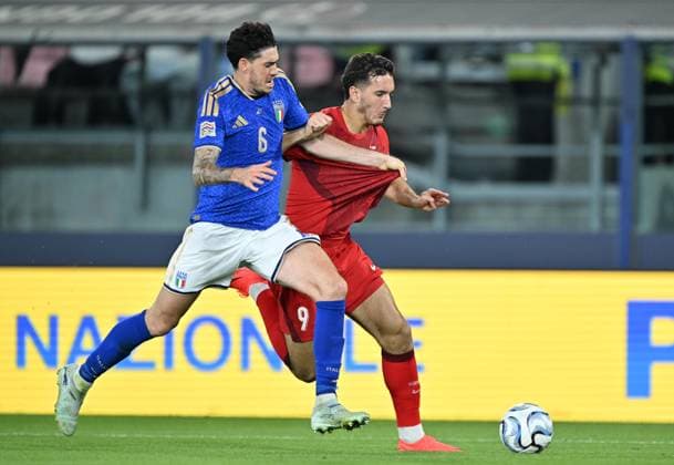 Italy v Turkiye - UEFA Nations League ?????? BOLOGNA, ITALY, OCTOBER 05: Deniz Gul (9) of Turkiye in action against Alessandro Bastoni of Italy during the UEFA Nations League Group A1 League phase football match between Italy and Turkiye at the Renato Dall’Ara stadium in Bologna, Italy, on October 05, 2026. Mustafa Yalcin Anadolu Bologna Italy. Editorial use only. Please get in touch for any other usage.  Copyright: x2026xAnadoluxMustafaxYalcinx