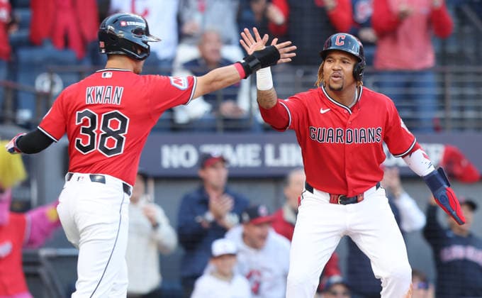 Cleveland Guardians Steven Kwan (38) celebrates with Guardians Jose Ramirez after they both scored on a throwing error by Chicago White Sox pitcher Sean Newcomb in the first inning of an MLB, Baseball Herren, USA American League Division Series playoff game at Progressive Field in Cleveland, Ohio, on Monday, October 5, 2026.  CLE20261005701 AARONxJOSEFCZYK