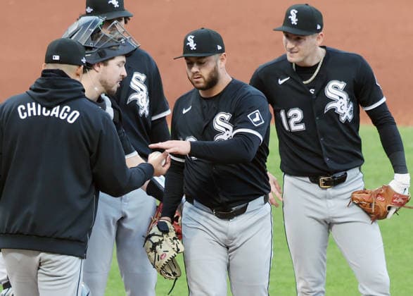 Chicago White Sox starting pitcher Anthony Kay (18) is taken out of the game in the first inning with two Cleveland Guardians on base in an MLB, Baseball Herren, USA American League Division Series playoff game at Progressive Field in Cleveland, Ohio, on Monday, October 5, 2026.  CLE20261005704 AARONxJOSEFCZYK