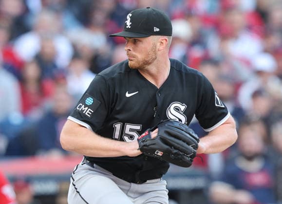 Chicago White Sox pitcher Sean Newcomb (15) throws against the Cleveland Guardians in the first inning in an MLB, Baseball Herren, USA American League Division Series playoff game at Progressive Field in Cleveland, Ohio, on Monday, October 5, 2026.  CLE20261005706 AARONxJOSEFCZYK