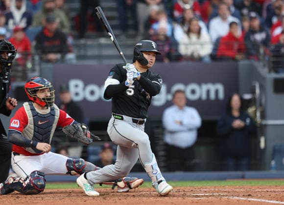 Chicago White Sox Munetaka Murakami (5) hits an rbi-single against the Cleveland Guardians in the fourth inning in an MLB, Baseball Herren, USA American League Division Series playoff game at Progressive Field in Cleveland, Ohio, on Monday, October 5, 2026.  CLE20261005714 AARONxJOSEFCZYK