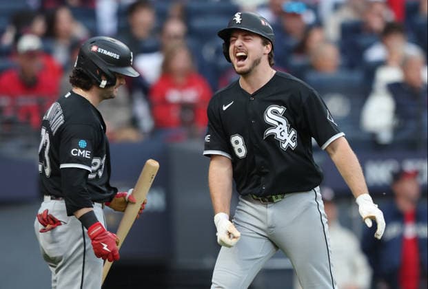 Chicago White Sox Kyle Teel (8) celebrates with Tristan Peters (29) after scoring on an rbi-single by Munetaka Murakami against the Cleveland Guardians in the fourth inning in an MLB, Baseball Herren, USA American League Division Series playoff game at Progressive Field in Cleveland, Ohio, on Monday, October 5, 2026.  CLE20261005711 AARONxJOSEFCZYK
