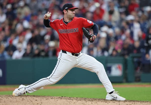 Cleveland Guardians pitcher Gavin Williams (32) throws in the sixth inning against the Chicago White Sox in an MLB, Baseball Herren, USA American League Division Series playoff game at Progressive Field in Cleveland, Ohio, on Monday, October 5, 2026.  CLE20261005719 AARONxJOSEFCZYK