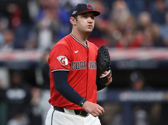 Cleveland Guardians pitcher Gavin Williams (32) leaves the game in the sixth inning after striking out 11 Chicago White Sox players in an MLB, Baseball Herren, USA American League Division Series playoff game at Progressive Field in Cleveland, Ohio, on Monday, October 5, 2026.  CLE20261005720 AARONxJOSEFCZYK