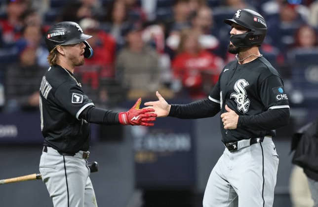 Chicago White Sox Chase Meidroth (L) congratulates Randal Grichuk as he scores in the sixth inning on a two-rbi double by Braden Montgomery against the Cleveland Guardians in an MLB, Baseball Herren, USA American League Division Series playoff game at Progressive Field in Cleveland, Ohio, on Monday, October 5, 2026.  CLE20261005723 AARONxJOSEFCZYK