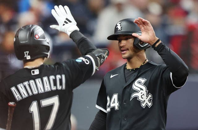 Chicago White Sox Braden Montgomery (24) is congratulated by Sam Antonacci (17) in the sixth inning after scoring on a single by Chase Meidroth against the Cleveland Guardians in an MLB, Baseball Herren, USA American League Division Series playoff game at Progressive Field in Cleveland, Ohio, on Monday, October 5, 2026.  CLE20261005724 AARONxJOSEFCZYK