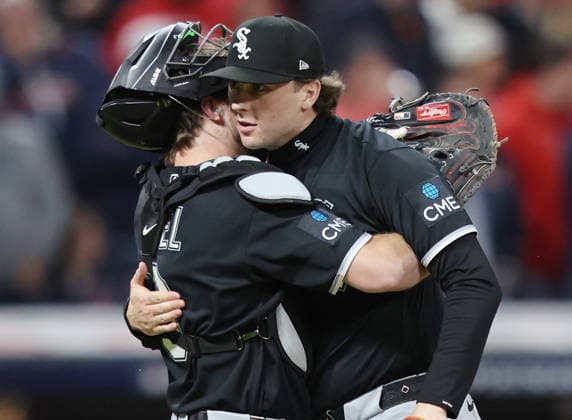 Chicago White Sox pitcher Grant Taylor (31) celebrates with catcher Kyle Teel (8) after the White Sox defeated the Cleveland Guardians 4-3 in an MLB, Baseball Herren, USA American League Division Series playoff game at Progressive Field in Cleveland, Ohio, on Monday, October 5, 2026. The White Sox take a 2-0 lead in the best-of-five series.  CLE20261005731 AARONxJOSEFCZYK