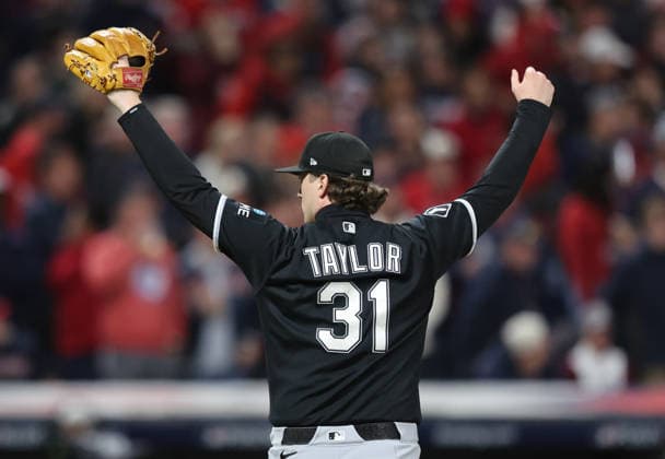 Chicago White Sox pitcher Grant Taylor (31) celebrates after the White Sox defeated the Cleveland Guardians 4-3 in an MLB, Baseball Herren, USA American League Division Series playoff game at Progressive Field in Cleveland, Ohio, on Monday, October 5, 2026. The White Sox take a 2-0 lead in the best-of-five series.  CLE20261005732 AARONxJOSEFCZYK