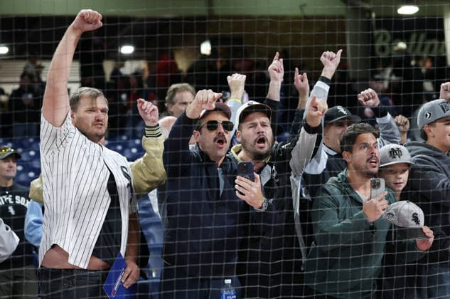 Chicago White Sox fans celebrate after the White Sox defeated the Cleveland Guardians 4-3 in an MLB, Baseball Herren, USA American League Division Series playoff game at Progressive Field in Cleveland, Ohio, on Monday, October 5, 2026. The White Sox take a 2-0 lead in the best-of-five series.  CLE20261005733 AARONxJOSEFCZYK