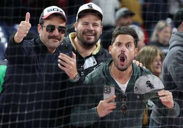 Chicago White Sox fans celebrate after the White Sox defeated the Cleveland Guardians 4-3 in an MLB, Baseball Herren, USA American League Division Series playoff game at Progressive Field in Cleveland, Ohio, on Monday, October 5, 2026. The White Sox take a 2-0 lead in the best-of-five series.  CLE20261005734 AARONxJOSEFCZYK