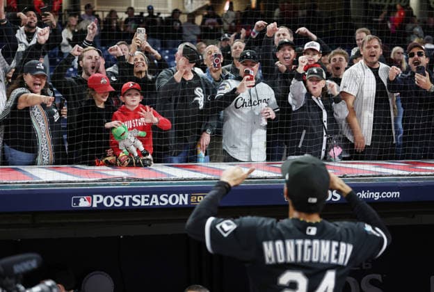 Chicago White Sox right fielder Braden Montgomery (24) waves to White Sox fans after they defeated the Cleveland Guardians 4-3 in an MLB, Baseball Herren, USA American League Division Series playoff game at Progressive Field in Cleveland, Ohio, on Monday, October 5, 2026. The White Sox take a 2-0 lead in the best-of-five series.  CLE20261005735 AARONxJOSEFCZYK