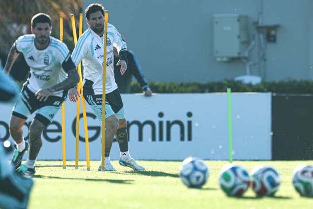 Argentina™s forward Lionel Messi (R) and teammate Rodrigo De Paul take part in a training session at AFA (Argentine Football Association) training center in Ezeiza, Buenos Aires Province, on October 5, 2026, ahead of the next friendlys football matchs against Benin national team, Nationalteam Lionel Messi took part in the final training session of his professional career with the Argentine national team before his farewell match. (Photo by Alejandro Pagni PHOTOxPHOTO) Copyright: xAlejandroxPAGNIx