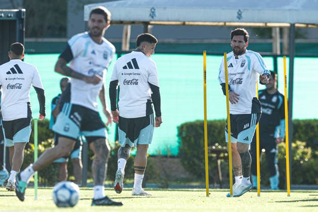 Argentina™s forward Lionel Messi (R) and teammates take part in a training session at AFA (Argentine Football Association) training center in Ezeiza, Buenos Aires Province, on October 5, 2026, ahead of the next friendlys football matchs against Benin national team, Nationalteam Lionel Messi took part in the final training session of his professional career with the Argentine national team before his farewell match. (Photo by Alejandro Pagni PHOTOxPHOTO) Copyright: xAlejandroxPAGNIx