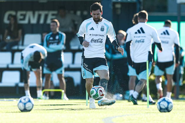 Argentina™s forward Lionel Messi (C) and teammates take part in a training session at AFA (Argentine Football Association) training center in Ezeiza, Buenos Aires Province, on October 5, 2026, ahead of the next friendlys football matchs against Benin national team, Nationalteam Lionel Messi took part in the final training session of his professional career with the Argentine national team before his farewell match. (Photo by Alejandro Pagni PHOTOxPHOTO) Copyright: xAlejandroxPAGNIx