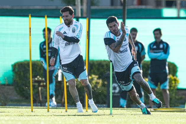 Argentina™s forward Lionel Messi (L) and teammate Rodrigo De Paul take part in a training session at AFA (Argentine Football Association) training center in Ezeiza, Buenos Aires Province, on October 5, 2026, ahead of the next friendlys football matchs against Benin national team, Nationalteam Lionel Messi took part in the final training session of his professional career with the Argentine national team before his farewell match. (Photo by Alejandro Pagni PHOTOxPHOTO) Copyright: xAlejandroxPAGNIx