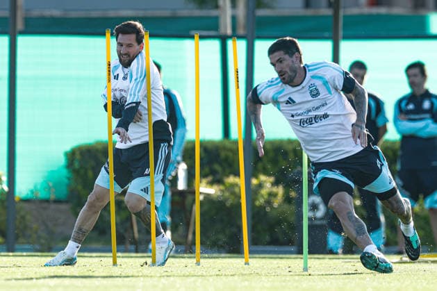 Argentina™s forward Lionel Messi (L) and teammate Rodrigo De Paul take part in a training session at AFA (Argentine Football Association) training center in Ezeiza, Buenos Aires Province, on October 5, 2026, ahead of the next friendlys football matchs against Benin national team, Nationalteam Lionel Messi took part in the final training session of his professional career with the Argentine national team before his farewell match. (Photo by Alejandro Pagni PHOTOxPHOTO) Copyright: xAlejandroxPAGNIx