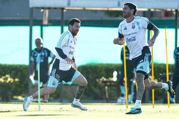 Argentina™s forward Lionel Messi (L) and teammate Rodrigo De Paul take part in a training session at AFA (Argentine Football Association) training center in Ezeiza, Buenos Aires Province, on October 5, 2026, ahead of the next friendlys football matchs against Benin national team, Nationalteam Lionel Messi took part in the final training session of his professional career with the Argentine national team before his farewell match. (Photo by Alejandro Pagni PHOTOxPHOTO) Copyright: xAlejandroxPAGNIx