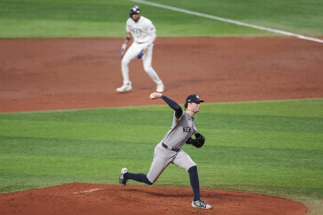 October 5, 2026, St. Petersburg, Florida, USA: New York Yankees pitcher CAM SCHLITTLER (31) throws a pitch during game 2 of the American League Division Series against the Tampa Bay Rays. The Tampa Bay Rays hosted the New York Yankees the at Tropicana Field in St. Petersburg, FL. MLB, Baseball Herren, USA 2026: Tampa Bay Rays 5:2 New York Yankees  - ZUMAm299 20261005_znp_m299_041 Copyright: xTaylorxMcFeex