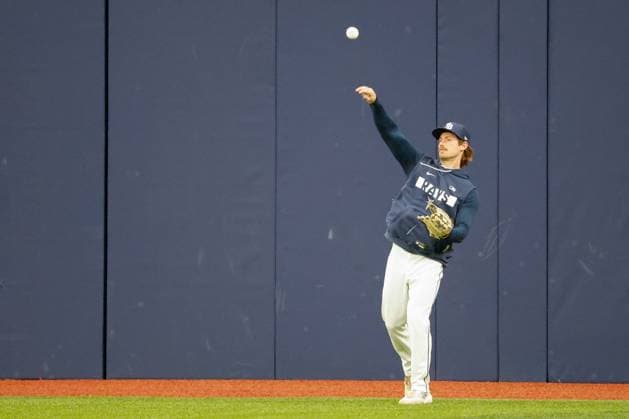 October 5, 2026, St. Petersburg, Florida, USA: Tampa Bay Rays center fielder Jonny DeLuca 21 catches line drives for fielding practice ahead of a game against the New York Yankees at Tropicana Field on Monday, Oct. 5, 2026, in St. Petersburg. St. Petersburg USA  - ZUMAs70_ 20261005_zan_s70_002 Copyright: xJeffereexWoox Florida News - October 5, 2026  - ZUMA0868 0868658853st Copyright: xIMAGO JeffereexWoox