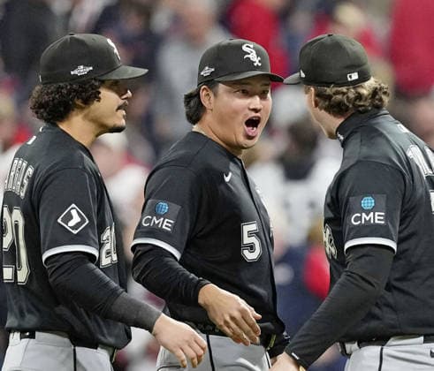 Baseball: Division Series between White Sox and Guardians Munetaka Murakami (C) of the Chicago White Sox celebrates with teammates after a victory over the Cleveland Guardians in Game 2 of the American League Division Series at Progressive Field in Cleveland, Ohio, on Oct. 5, 2026.  A14AA0005630232P
